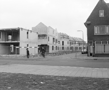 881532 Gezicht op de in aanbouw zijnde huizen aan de Cornelis Roobolstraat te Utrecht, vanaf de Adriaan van Bergenstraat.